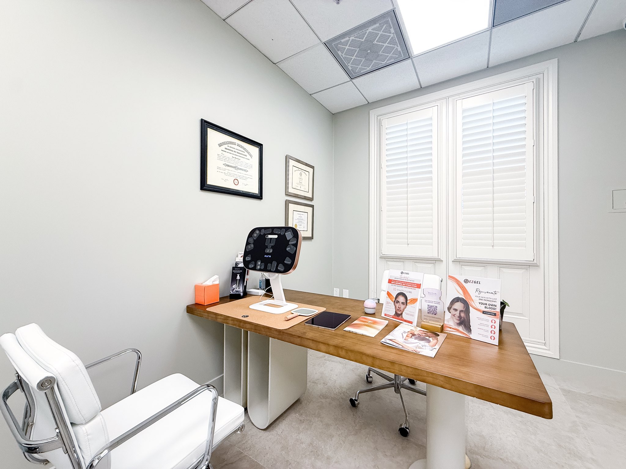 Consultation desk with skin analyzer at the Los Altos clinic